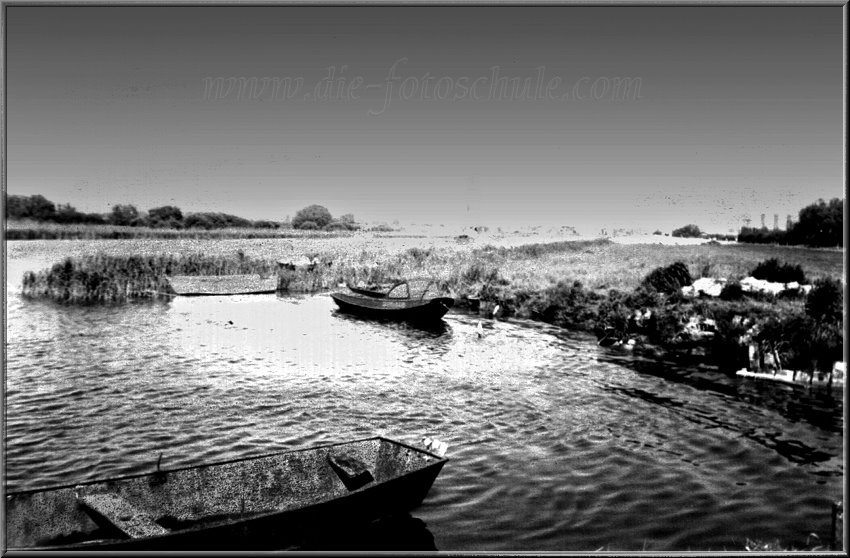 Boote Holland coloriert schwarz weiss.jpg - Nahe Egmond aan Zee in Holland bei Alkmaar, aus meiner Serie Egmond aan Zee